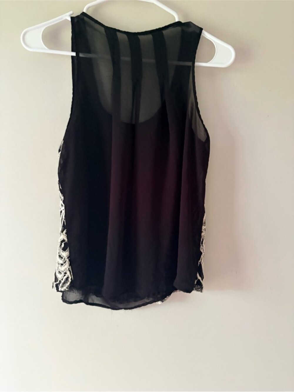 Women’s Small Girls Medium Sleeveless Lacey Top - Picture 2 of 4